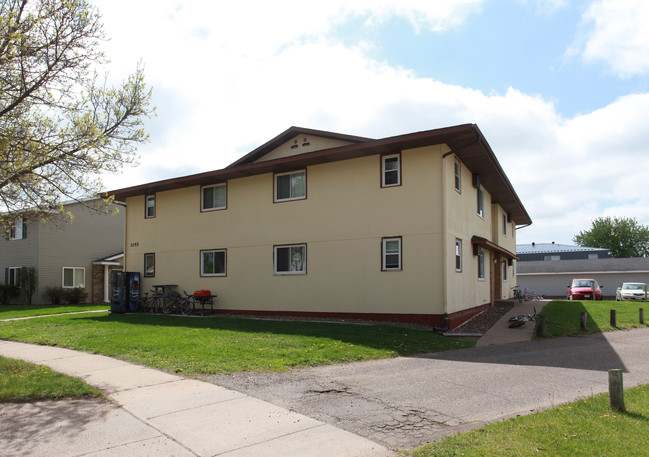 1055 Imperial Cir in Eau Claire, WI - Building Photo - Building Photo