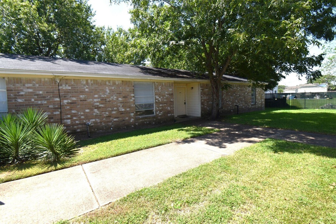 220 Westward Ave in La Marque, TX - Building Photo