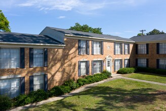 Wesleyan Gardens Apartments in Macon, GA - Foto de edificio - Building Photo