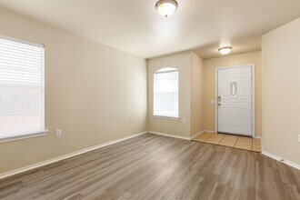 7400 Cayenne Ln in Austin, TX - Foto de edificio - Building Photo