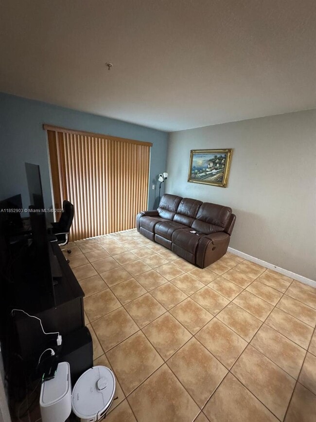 7060 NW 177th St in Hialeah, FL - Building Photo - Building Photo