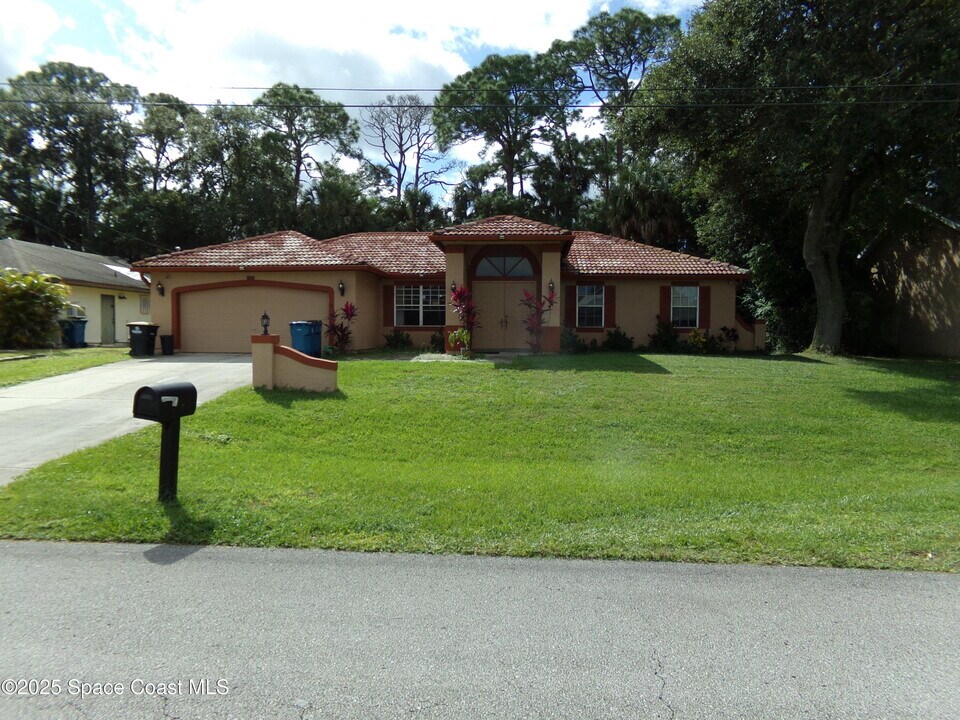 310 Seahorse Cir SE in Palm Bay, FL - Building Photo
