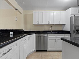 6900 N Kendall Dr in Pinecrest, FL - Building Photo