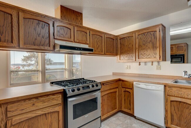 1410 SE Pioneer Way in Oak Harbor, WA - Building Photo - Building Photo