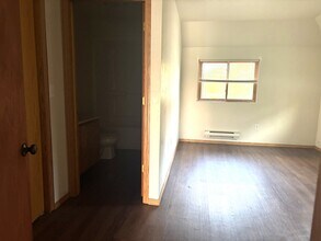 120 S Garden Ave, Unit 5 in Gillett, WI - Foto de edificio - Building Photo
