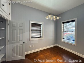8 Cross St E, Unit #1 in Somerville, MA - Foto de edificio - Building Photo