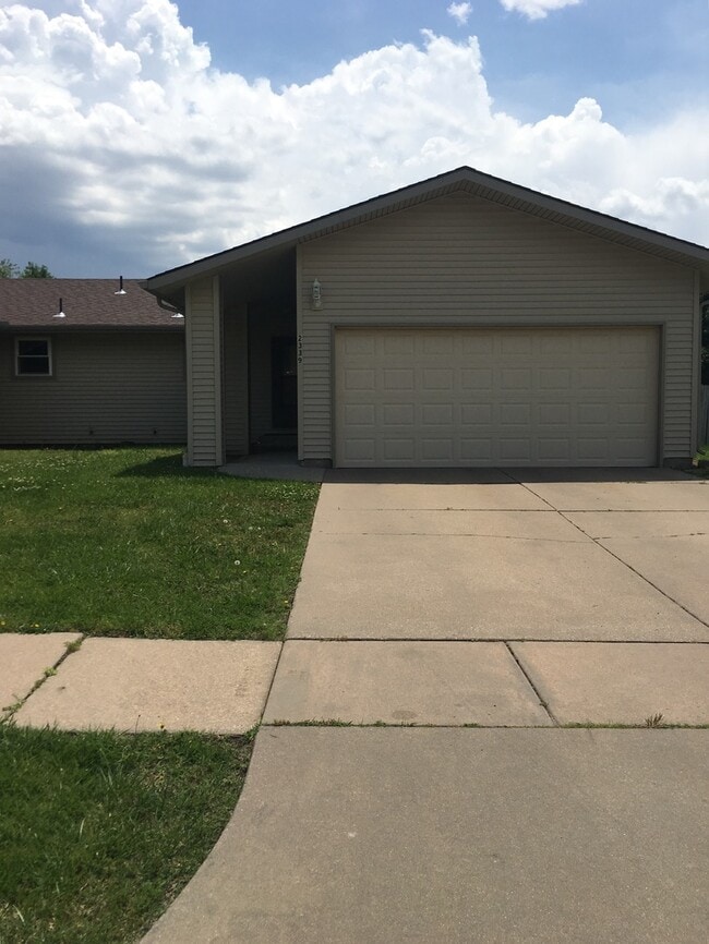 property at 2339 N Rutland Ct