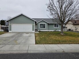 1355 Yost Cir NE in Moses Lake, WA - Building Photo
