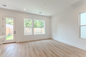 7707 Inwood Grv Ln in Houston, TX - Building Photo - Building Photo