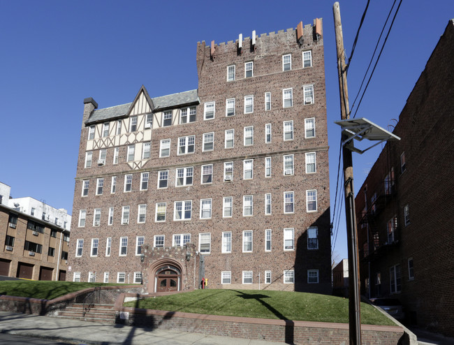 Broadway Manor in Bloomfield, NJ - Foto de edificio - Building Photo