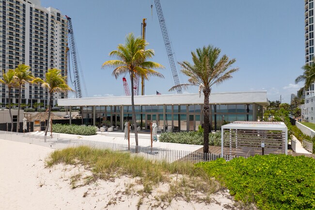 St. Regis Resort Residences in Sunny Isles Beach, FL - Foto de edificio - Building Photo