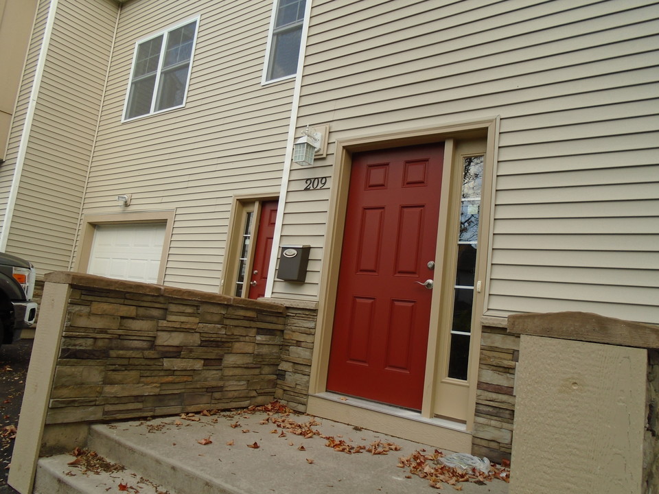 Walnut Creek Townhomes in Fayetteville, NY - Building Photo