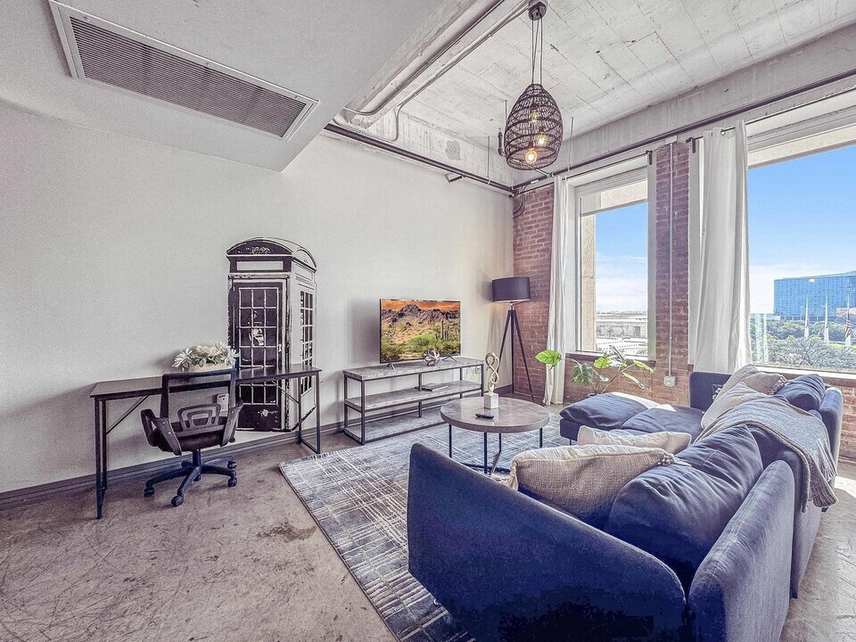 555 Evergreen St in Dallas, TX - Building Photo