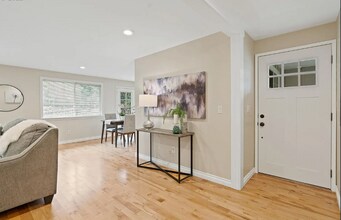 6240 SW Shakespeare St in Lake Oswego, OR - Building Photo - Building Photo