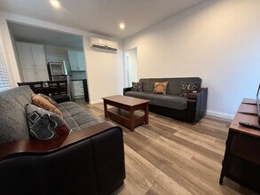 1132 E Harvard St, Unit B in Glendale, CA - Foto de edificio - Building Photo