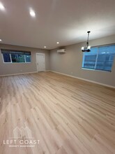 425 SE Inlet Ave in Lincoln City, OR - Building Photo - Building Photo