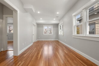 58 Otis St, Unit 2 in Somerville, MA - Foto de edificio - Building Photo