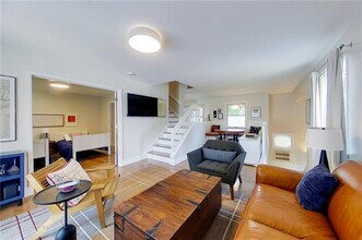 364 Bellevue Ave in Newport, RI - Building Photo - Building Photo