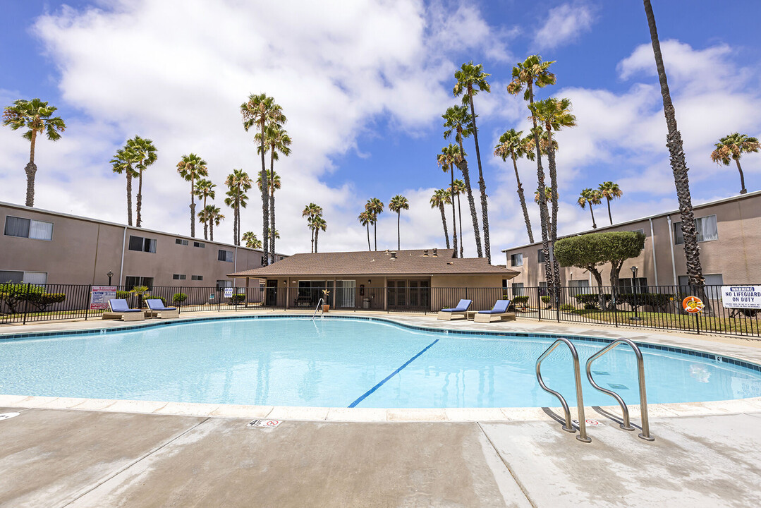 Palms fka Riviera de Ville in San Diego, CA - Foto de edificio