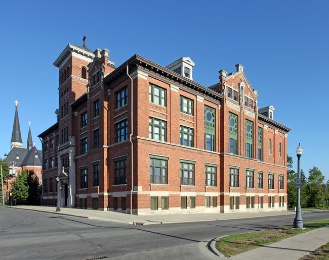 Meeting House At St. Peter in Fort Wayne, IN - Foto de edificio - Building Photo