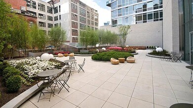 505 W 37th St in New York, NY - Foto de edificio - Building Photo
