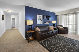 Glenwood Apartments in East Lansing, MI - Foto de edificio - Building Photo