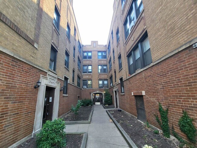 property at 4222 N Clark St