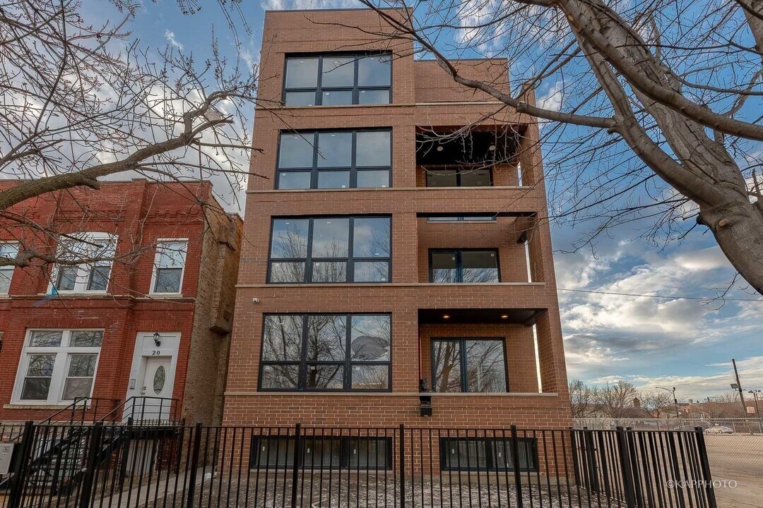 18 S Seeley Ave in Chicago, IL - Building Photo
