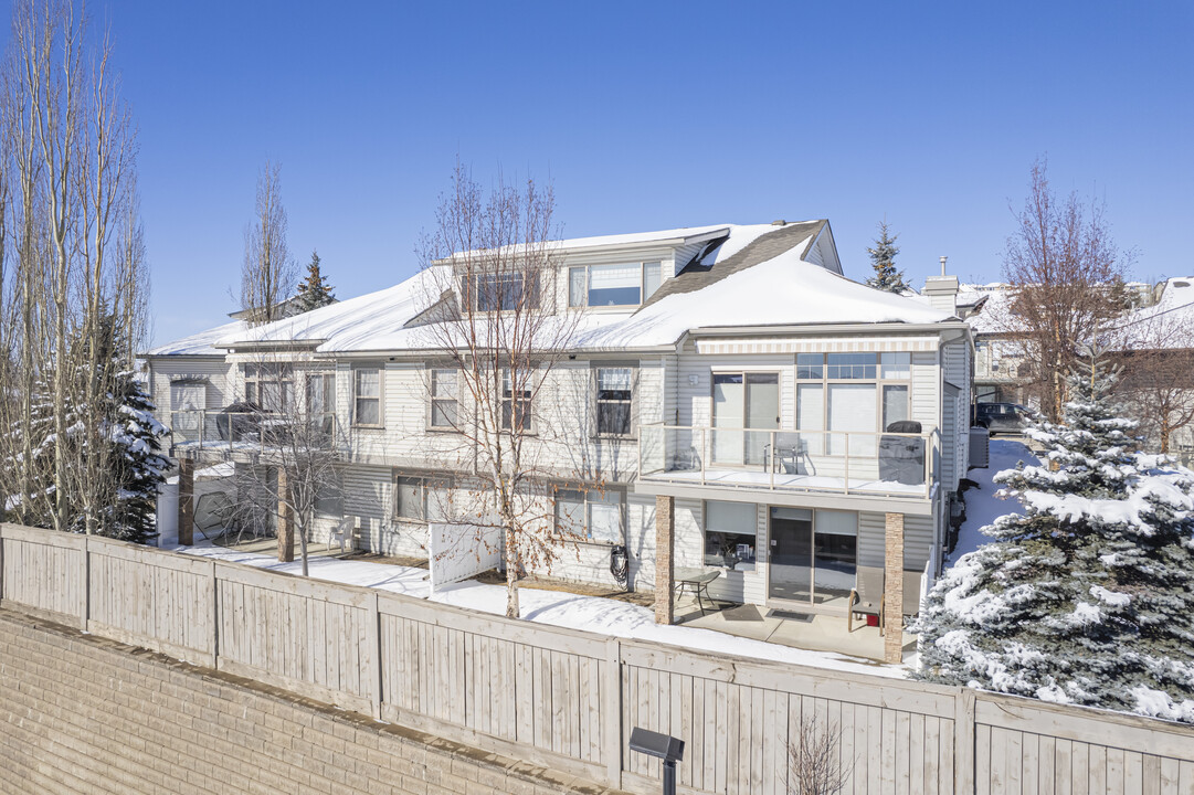 223 Springbank SW in Calgary, AB - Building Photo