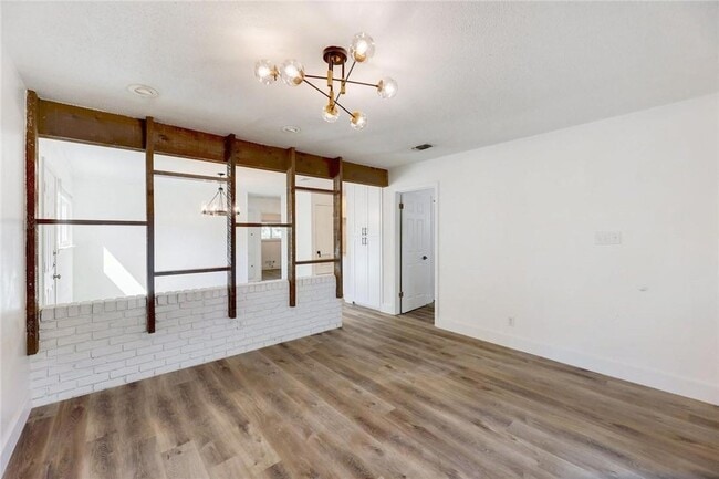 8312 Bowling Green Dr in Austin, TX - Foto de edificio - Building Photo