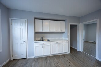127 Lawlor St in New Britain, CT - Building Photo - Building Photo