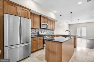 2050 Frankford Ave in Philadelphia, PA - Building Photo
