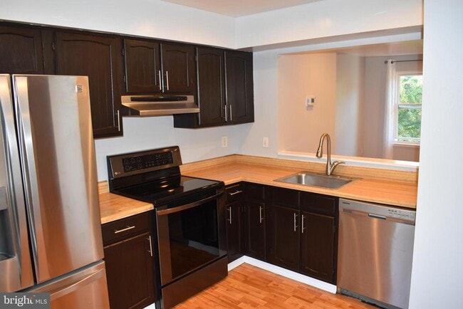 property at 12 Swiss Ct