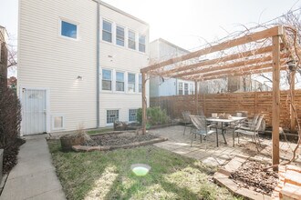 2136 N Avers Ave in Chicago, IL - Foto de edificio - Building Photo