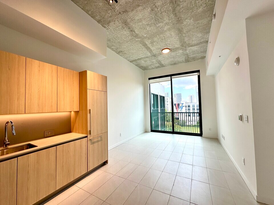 120 NW 31st St, Unit A10 in Miami, FL - Building Photo