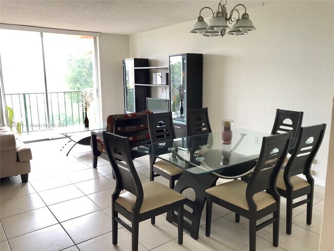 9310 Fontainebleau Blvd in Miami, FL - Building Photo - Building Photo