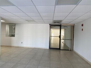7921 Byron Ave in Miami Beach, FL - Foto de edificio - Building Photo