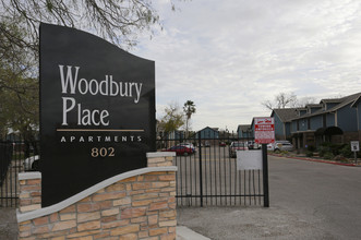 Woodbury Place Apartments in Corpus Christi, TX - Foto de edificio - Building Photo