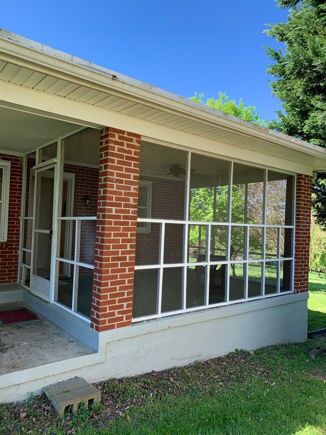 2009 Mimosa Dr in Lynchburg, VA - Building Photo - Building Photo