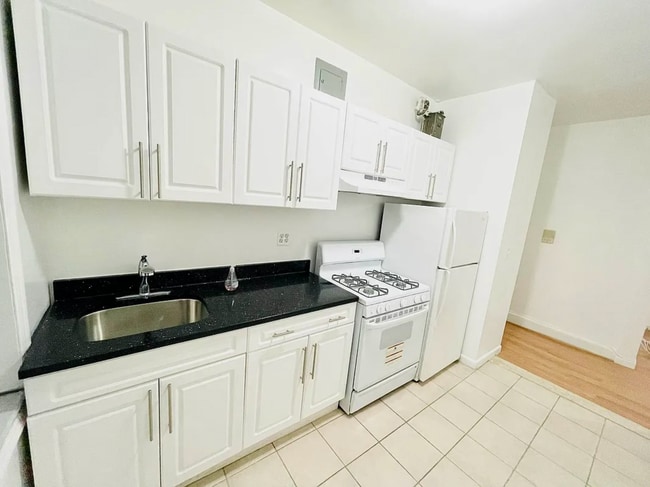 31-30 37th St, Unit 5 in Queens, NY - Foto de edificio - Building Photo