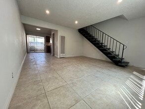 429 W Elk Ave in Glendale, CA - Foto de edificio - Building Photo