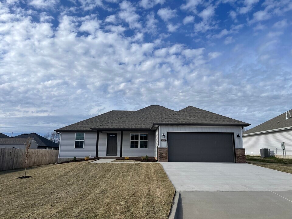 671 N Jozlynn in Republic, MO - Building Photo