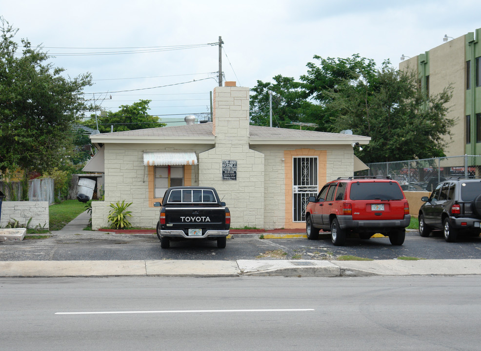 1921 SW 1st St in Miami, FL - Building Photo