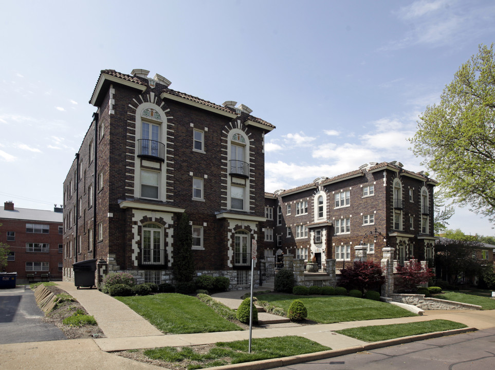 Parkdale Apartments in Clayton, MO - Building Photo