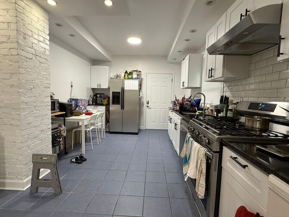 1205 Forest Rd in New Haven, CT - Building Photo