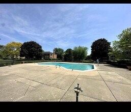 468 Fox Hills Dr S, Unit Fox Hills Condo in Bloomfield, MI - Building Photo - Building Photo