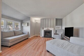 1002 Holly Stream Ct in Brewster, NY - Building Photo - Building Photo