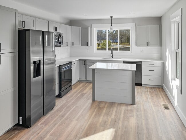 8 Old Starnes Cove Rd in Asheville, NC - Building Photo - Building Photo