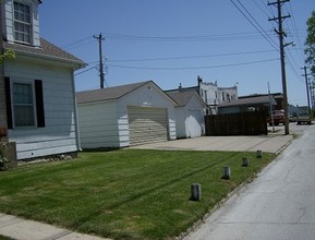 106 W Davis Rd in Fayette, MO - Foto de edificio - Building Photo