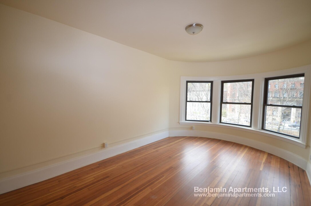 1469 Beacon St, Unit 3 in Brookline, MA - Foto de edificio